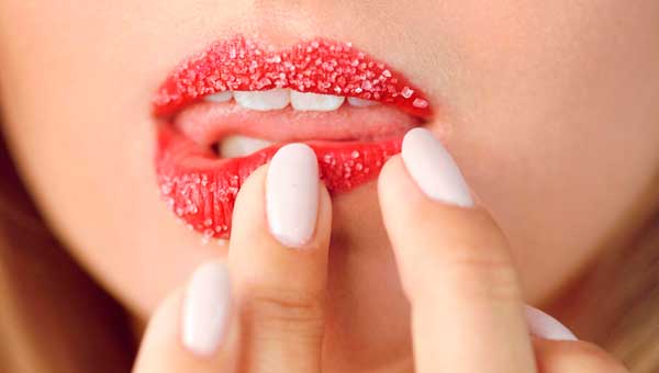 Как пользоваться и сделать скраб для губ в домашних условиях